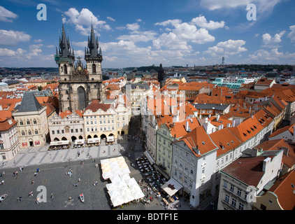 L'église de Tyn vu de la tour astronomique sur la place de la Vieille Ville à Prague, en République tchèque. Banque D'Images