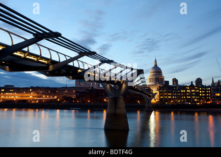 Photo de nuit de la Cathédrale St Paul et le Millennium Bridge Banque D'Images