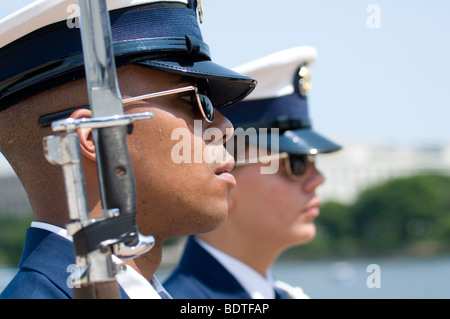 Deux membres de l'US Coast Guard Drill Team silencieux, une partie de la garde d'honneur, du Jefferson Memorial à Washington, DC. Banque D'Images