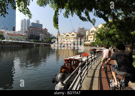 Les cyclistes sur les rives de la rivière Singapour à Robertson Quay salon allant vers la ville, Singapour Banque D'Images