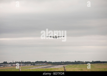 Super jumbo d'Airbus A380 au décollage des aéronefs de passagers Banque D'Images