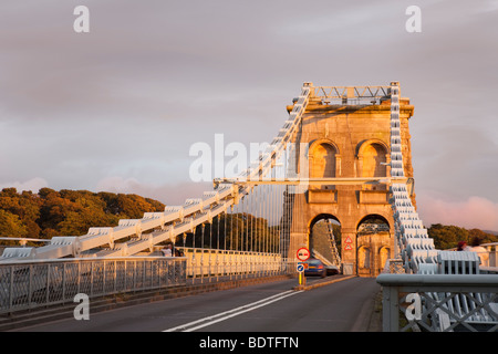 Menai Bridge Isle of Anglesey au nord du Pays de Galles au Royaume-Uni. Afficher le long de la route A5 à travers le pont suspendu de Menai au soleil de fin de soirée Banque D'Images