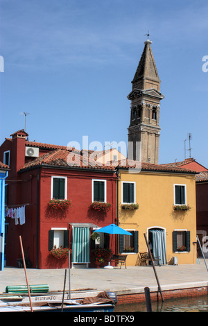 Le campanile de Pise l'église de San Martino, Burano, Venise Banque D'Images