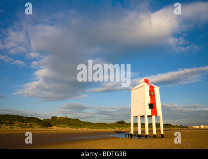 Phare en bois sur la plage de sable à Burnham-on-Sea, Somerset, Angleterre. Printemps (mai) 2009 Banque D'Images