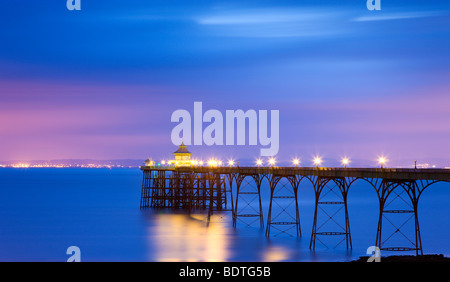 Clevedon Pier illuminations la nuit, Somerset, Angleterre. Printemps (mai) 2009 Banque D'Images
