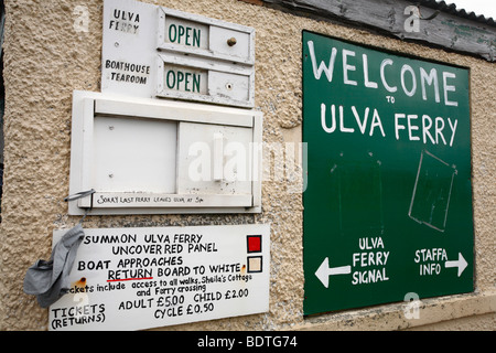 Des panneaux d'information pour l'Ulva ferry de l'île de Mull à Ulva. Banque D'Images