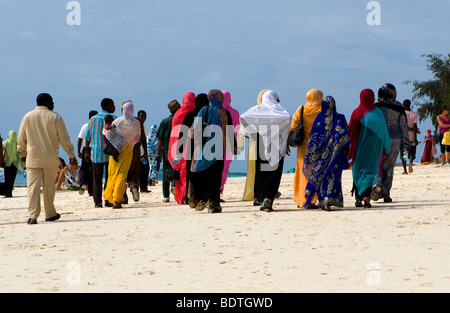 Habillés de couleurs vives mesdames Swahili sur Zanzibar beach Banque D'Images