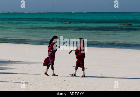 Deux guerrier masai walking on the beach Banque D'Images