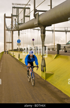 Un cycliste traversant le pont Humber, Lincolnshire du Nord Banque D'Images