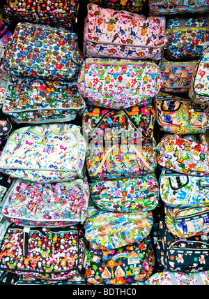 Des sacs colorés sur l'affichage à Camden Lock market, Londres, Angleterre Banque D'Images
