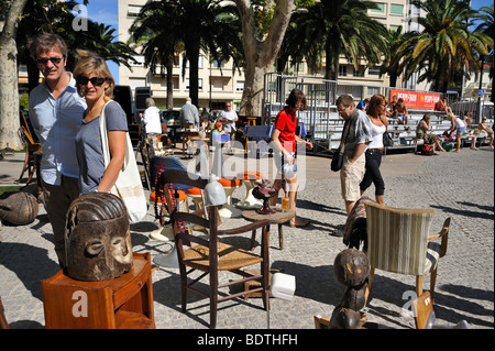 Perpignan, France, les gens à l'extérieur de votre marché d'antiquités françaises, cabine, l'affichage, l'authentique style de vie français Banque D'Images