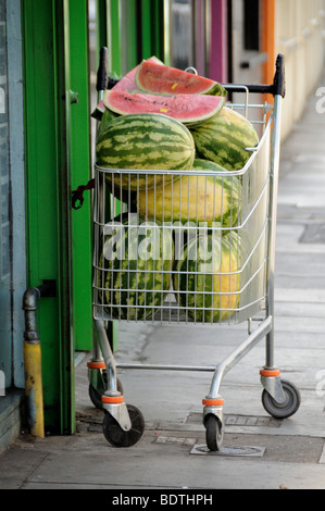 Les Melons d'eau en panier à l'extérieur de l'atelier d'Hackney Banque D'Images