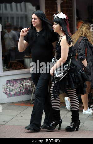 Style fashion goth couple walking through Brighton Bank Holiday Août Banque D'Images