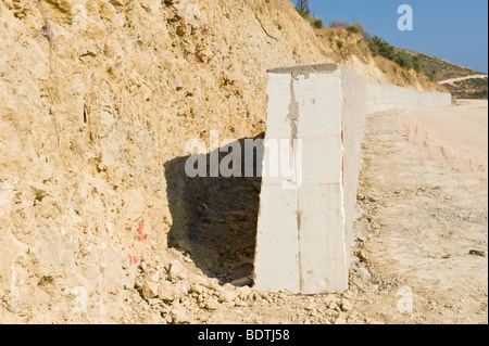 Des améliorations d'un mur de soutènement de la route de montagne près du village de Pastra sur la Méditerranée grecque île de Céphalonie, Grèce GR Banque D'Images