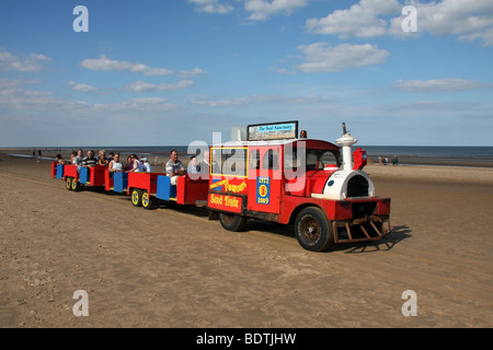 Train de sable sur la plage à Mablethorpe, Lincolnshire Banque D'Images