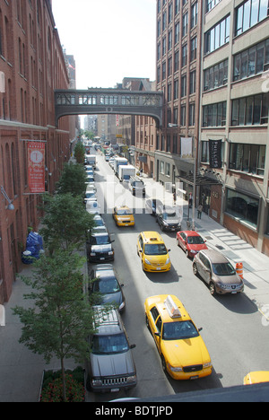 Vue sur la 15th street à partir de l'historique parc ferroviaire surélevée conservancy à Chelsea, New York City Banque D'Images