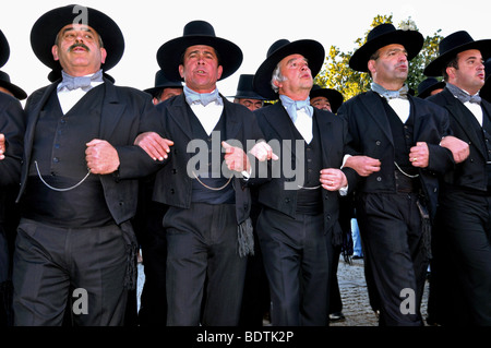 Le Portugal, l'Alentejo : hommes chantant le chant traditionnel au cours de la parade de l'Alentejo Cortejo etnografico de Serpa Banque D'Images