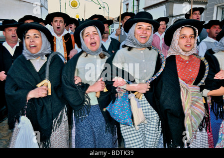 Le Portugal, l'Alentejo : Les membres d'un groupe ethnographique au cours de la parade Cortejo etnografico de Serpa Banque D'Images