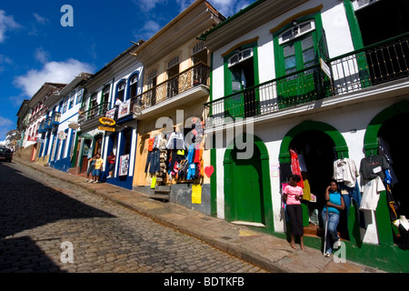 Rues avec des bâtiments coloniaux portugais à Ouro Preto, patrimoine mondial de l'historique ville de Minas Gerais, Brésil Banque D'Images