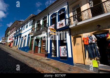 Rues avec des bâtiments coloniaux portugais à Ouro Preto, patrimoine mondial de l'historique ville de Minas Gerais, Brésil Banque D'Images