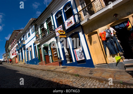 Rues avec des bâtiments coloniaux portugais à Ouro Preto, patrimoine mondial de l'historique ville de Minas Gerais, Brésil Banque D'Images