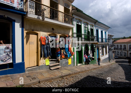 Rues avec des bâtiments coloniaux portugais à Ouro Preto, patrimoine mondial de l'historique ville de Minas Gerais, Brésil Banque D'Images