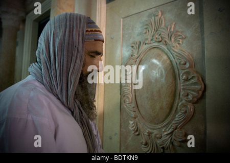 Un homme juif ultra-orthodoxe priant à l'intérieur de la tombe de Rabbi Shimon Bar Yochai au mont Meiron, Galilée Israel Banque D'Images