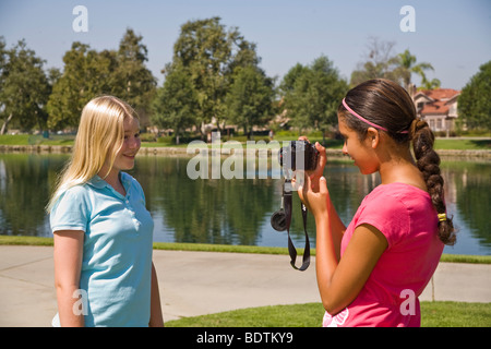 Deux jeunes filles 11-12 ans ans traînant Hispanic junior high fille prend photo portrait ami.jeune personnes nature, environnement naturel Myrleen Pearson Banque D'Images