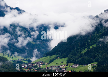 Cloud roulant sur une ville dans le Tyrol autrichien Banque D'Images