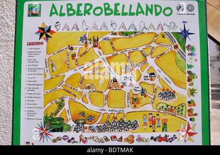 Carte de la ville de céramique sur le mur, Alberobello, Province de Bari, Pouilles, Italie Banque D'Images