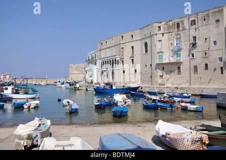Vue sur le Port, Vieille Ville de Monopoli, Bari Province, Région des Pouilles, Italie Banque D'Images
