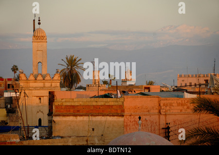 Après le coucher du soleil ou au crépuscule ou à l'éclat au cours de la soirée les toits rouges de Marrakech, Morooco Banque D'Images