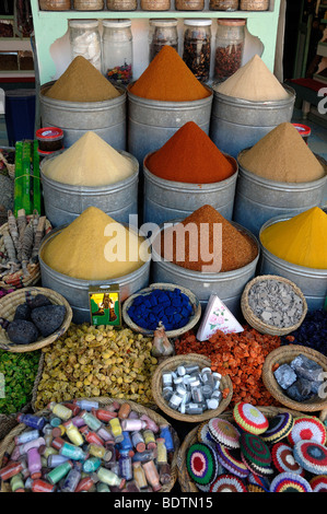 Cônes de pieux ou épices et fines herbes sur l'affichage à un herboriste marocain, dans le principal souk, marché ou Bazar, Marrakech, Maroc Banque D'Images