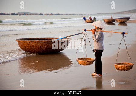 Les femmes vietnamiennes en attente de capture du matin Banque D'Images