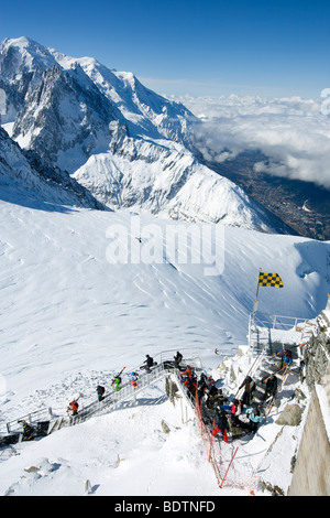 Les skieurs de descendre les marches Grand Montets Chamonix, France. Banque D'Images