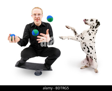 Dalmatien (Canis lupus f. familiaris), avec un homme jonglant avec des balles Banque D'Images