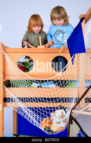 Enfants jouant dans une Billi-Bolli bett loft Banque D'Images