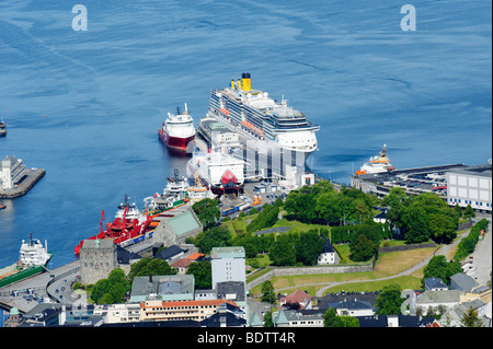 Un paquebot de croisière et Bergenhus forteresse à partir de la ville hill et view point Floyen, Bergen, Norvège, Europe Banque D'Images