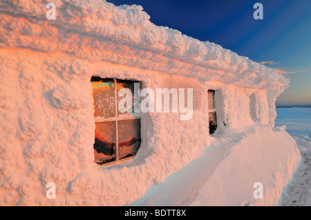 Snowbound abris sur le mont dundret en Laponie suédoise Banque D'Images