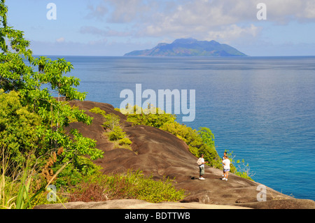 Vue sur les roches de granit de l'île de Silhouette, l'île de Mahé, Seychelles, Afrique, Océan Indien Banque D'Images