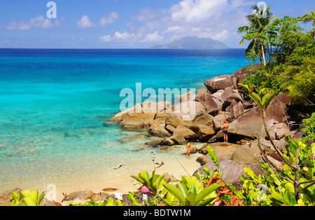 Hidden Bay, l'île de Silhouette à l'arrière, côte nord-ouest de l'île de Mahé, Seychelles, Afrique, Océan Indien Banque D'Images