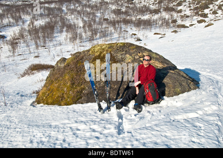 Skitourengeher bei einer rast, ofotfjorden, narvik, Nordland, Norvège, pause en ski de randonnée, la Norvège Banque D'Images