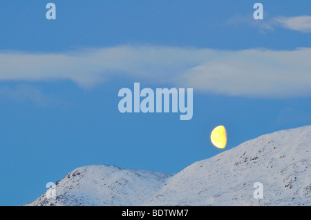 Monduntergang bei kiruna, la lune à Kiruna, en Laponie, Norrbotten, Suède Banque D'Images