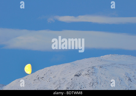 Monduntergang bei kiruna, la lune à Kiruna, en Laponie, Norrbotten, Suède Banque D'Images