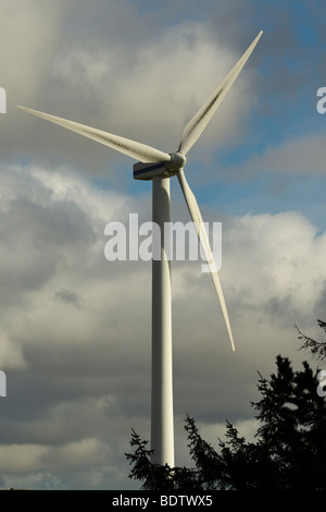 Éolienne à dun parc éolien sur une loi partiellement nuageux day. Banque D'Images