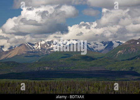 / Kluane-Range Kluane-Bergkette und Wolken et nuages / Kluane-Nationalpark - Kanada Banque D'Images