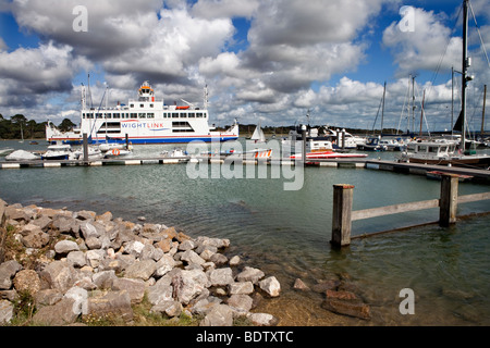 Car-ferry Wightlink Lymington à Yarmouth Hampshire Île de Wight Banque D'Images