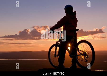 Dans mountainbikerin mitternachtssonne gaellivare, der, Laponie, Schweden, descente au cycliste soleil de minuit, la Laponie, Suède Banque D'Images