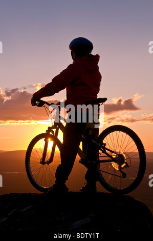 Dans mountainbikerin mitternachtssonne gaellivare, der, Laponie, Schweden, descente au cycliste soleil de minuit, la Laponie, Suède Banque D'Images