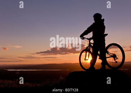 Dans mountainbikerin mitternachtssonne gaellivare, der, Laponie, Schweden, descente au cycliste soleil de minuit, la Laponie, Suède Banque D'Images